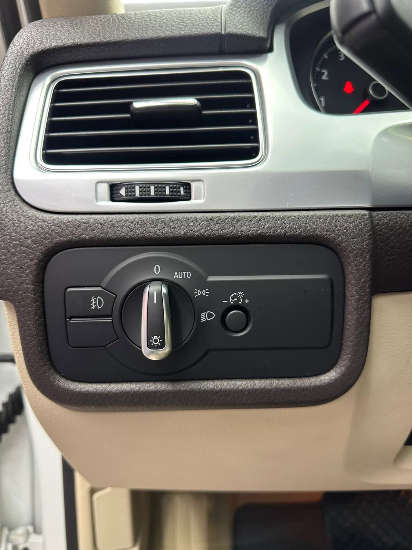Used 2015 Volkswagen Touareg VR6 image 9