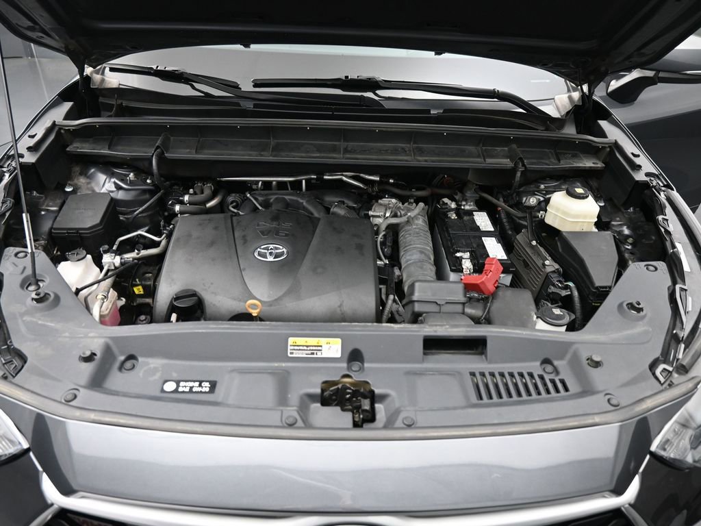 Used 2021 Toyota Highlander LE AWD/4WD image 14