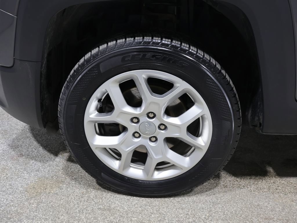 Used 2018 Jeep Renegade Latitude w/ UConnect 8.4 Nav Group AWD/4WD image 9