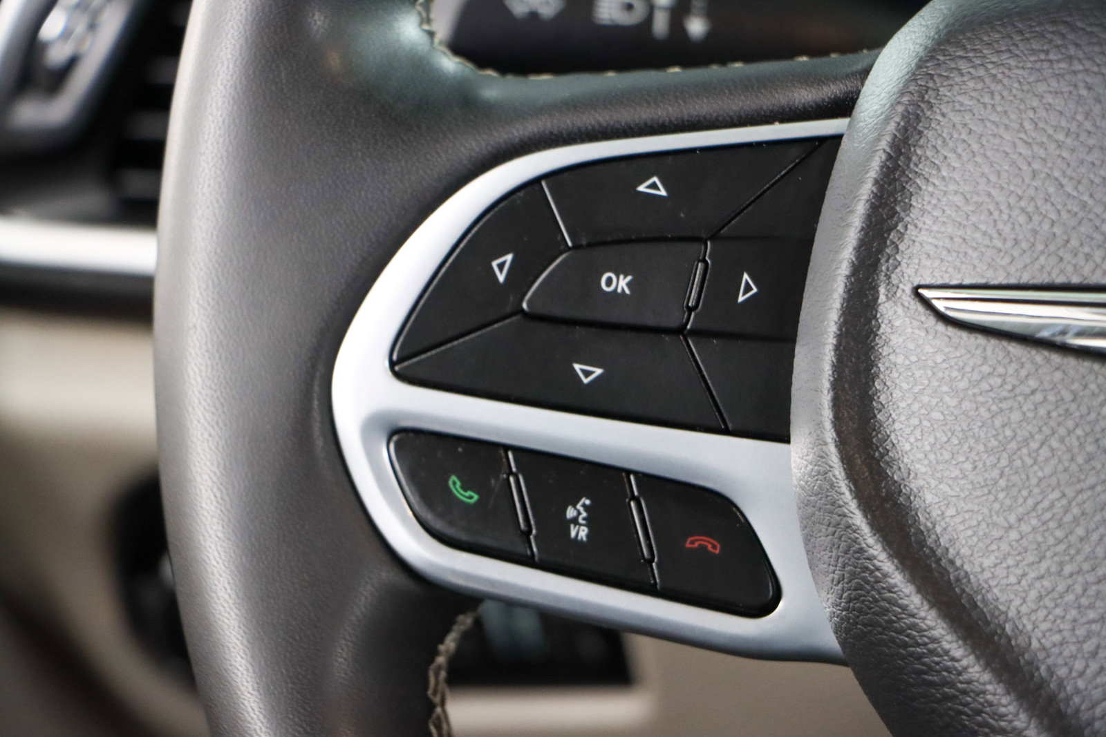 Used 2023 Chrysler Pacifica Touring-L image 13