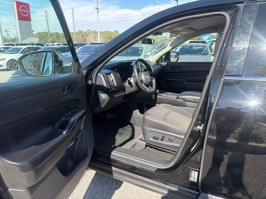 Used 2024 Nissan Pathfinder SV image 13