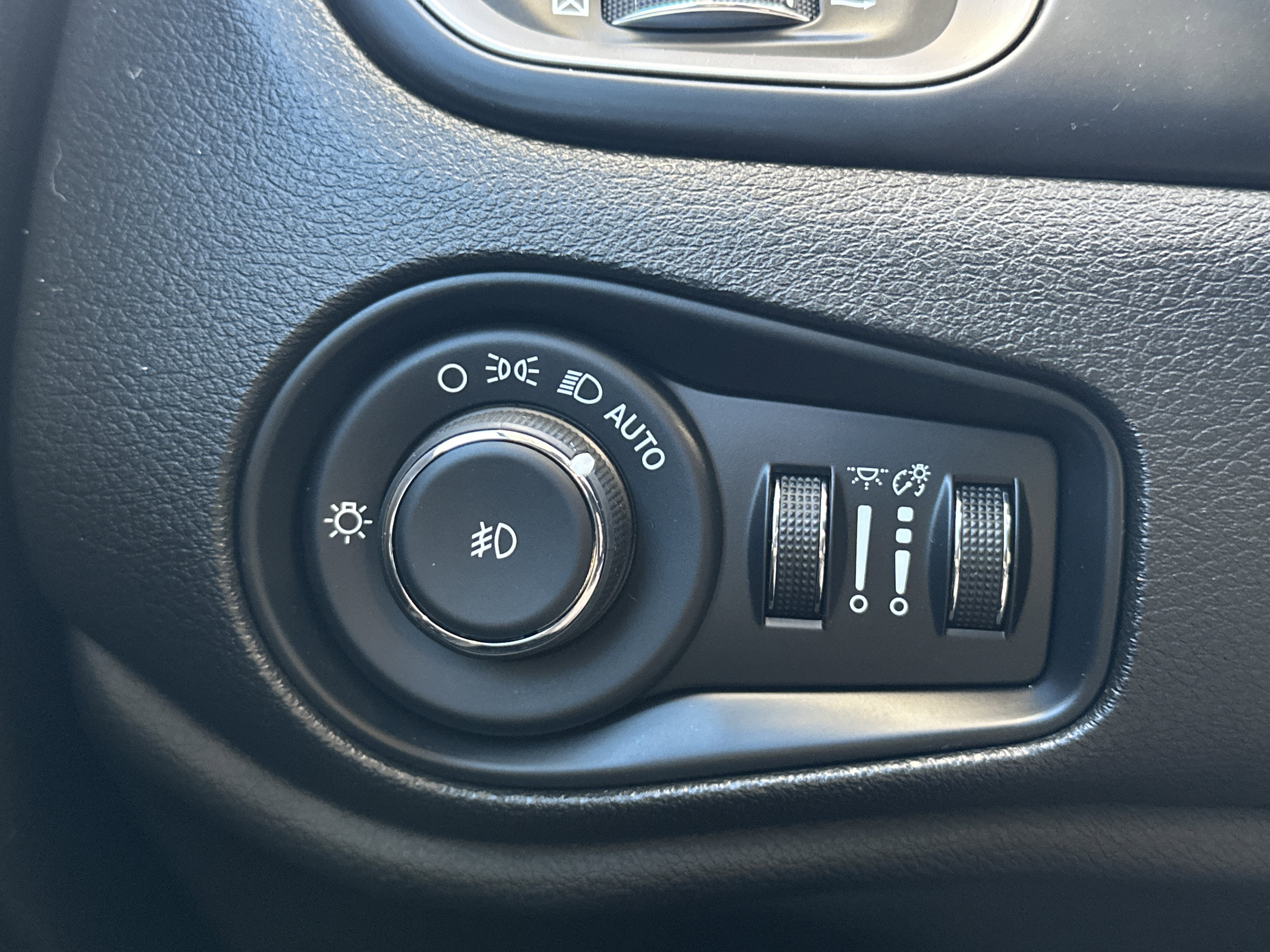 Used 2016 Jeep Renegade 75th Anniversary image 24