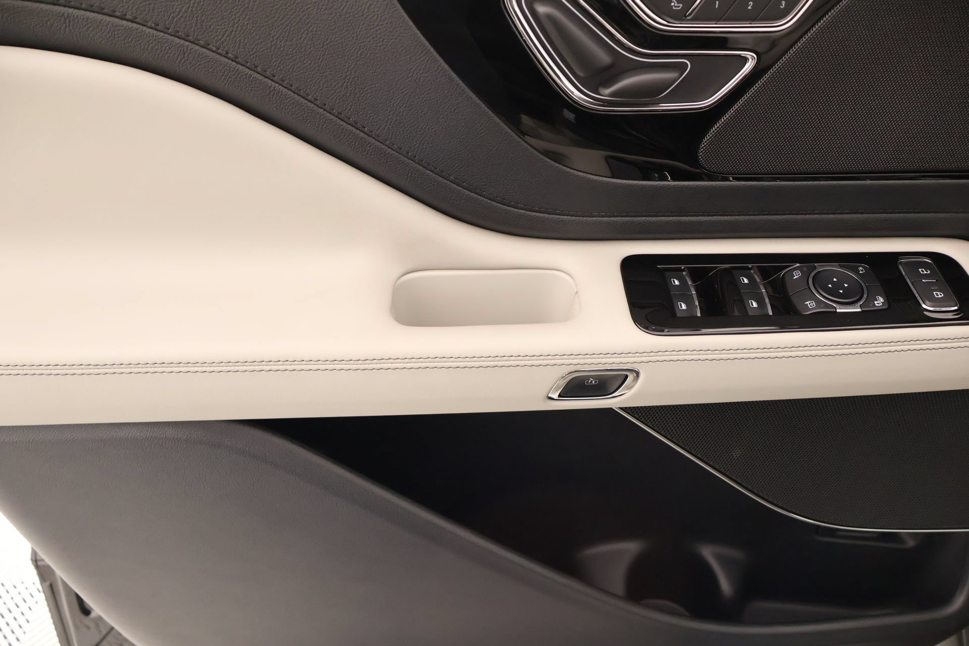 New 2026 Lincoln Aviator AWD w/ Jet Appearance Package image 18