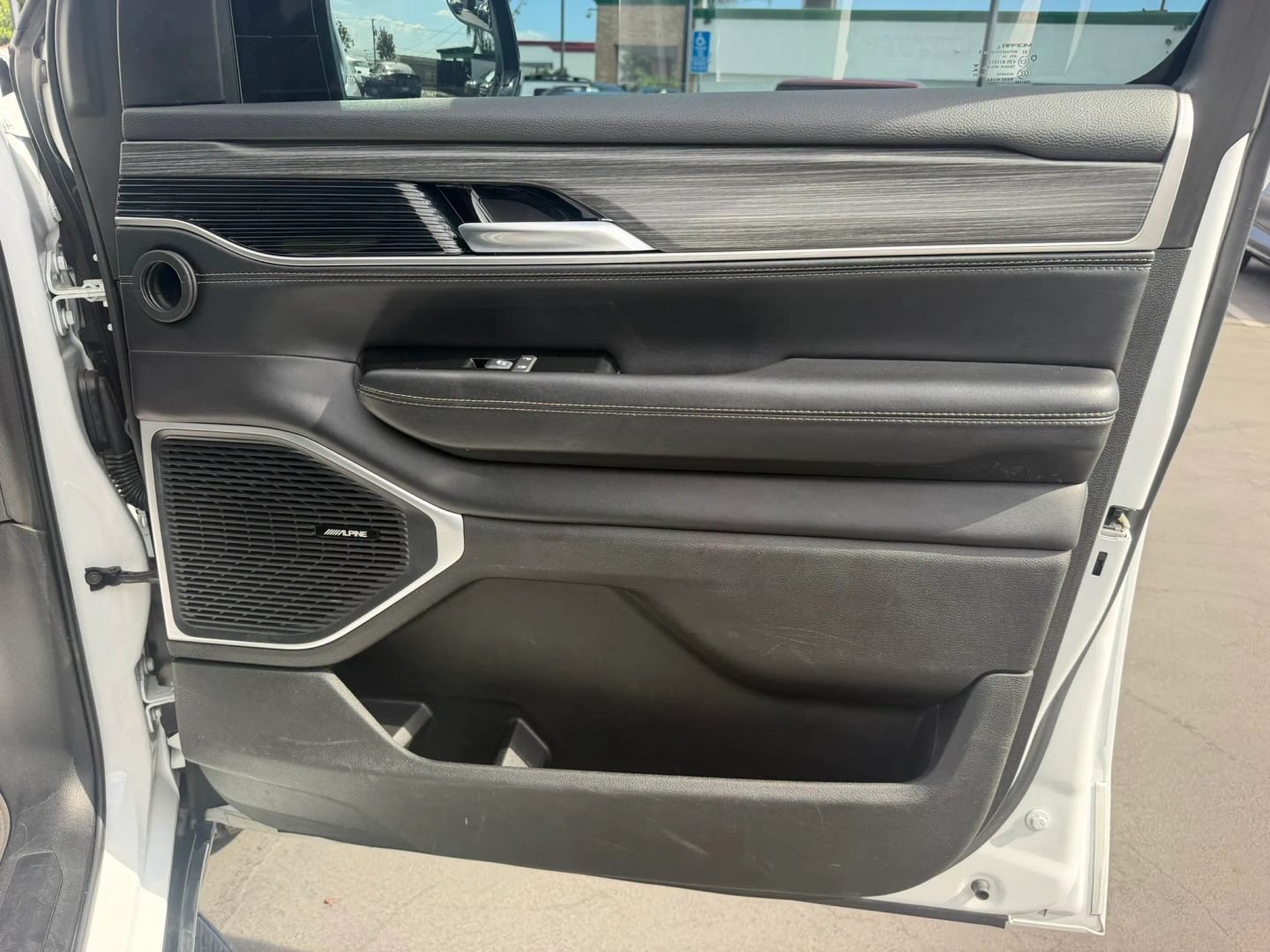 Used 2024 Jeep Wagoneer L Series II RWD image 39