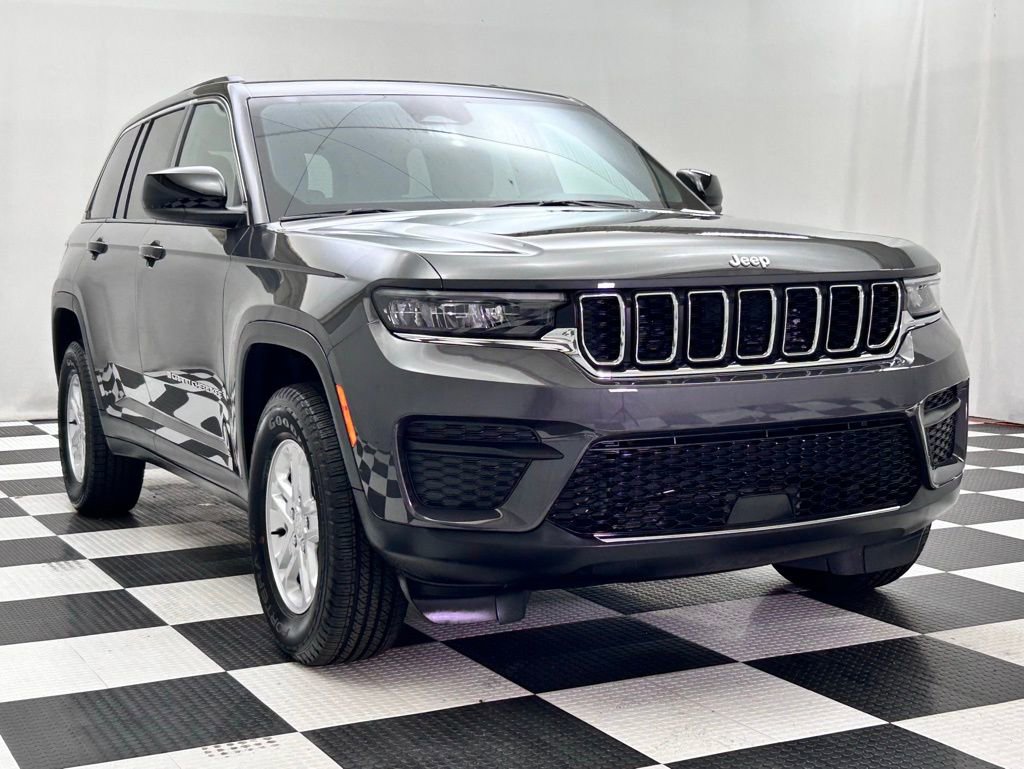 Used 2024 Jeep Grand Cherokee Laredo image 2