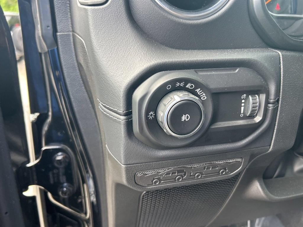 Used 2025 Jeep Wrangler Unlimited Sahara AWD/4WD image 34