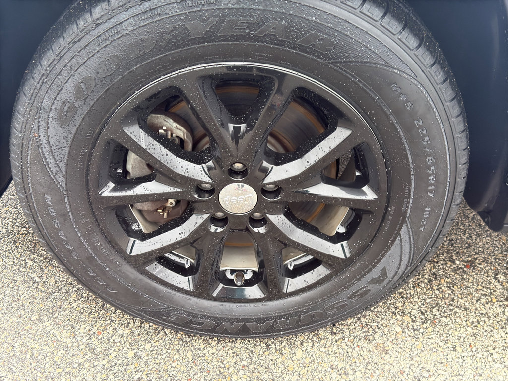 Used 2017 Jeep Cherokee Latitude w/ Comfort/Convenience Group image 9