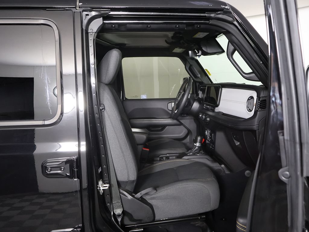 Used 2024 Jeep Wrangler Unlimited Sahara w/ Technology Group AWD/4WD image 28