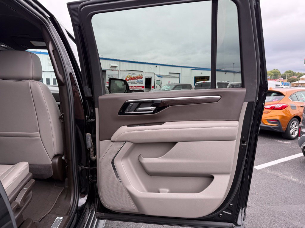 Used 2025 Chevrolet Suburban LT AWD/4WD image 21