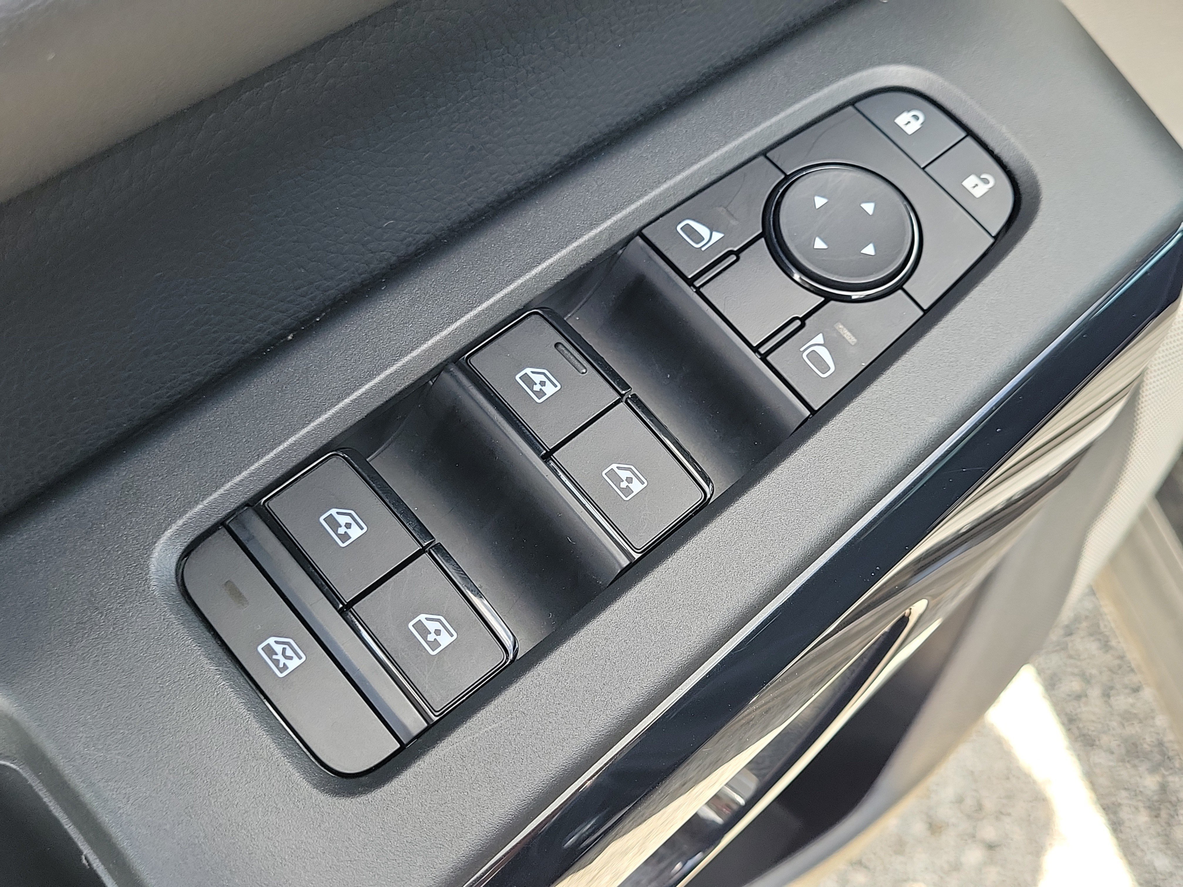 Certified 2024 Nissan Pathfinder SV w/ Black Appearance Package FWD image 10