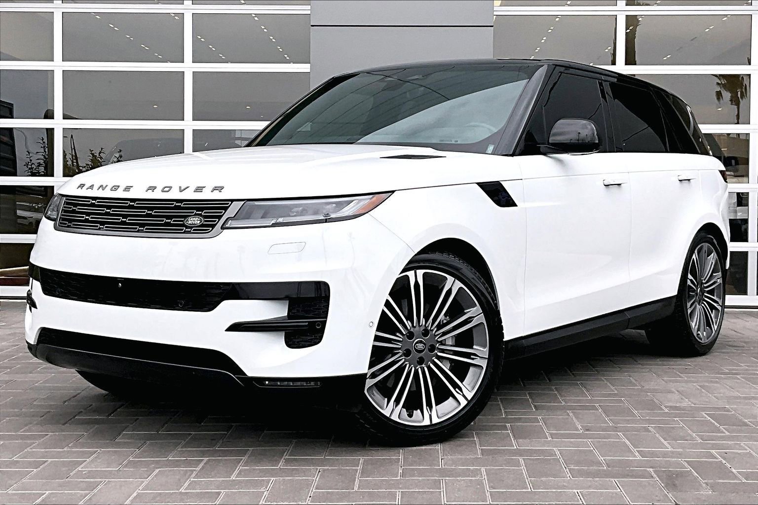 Used 2024 Land Rover Range Rover Sport SE image 1