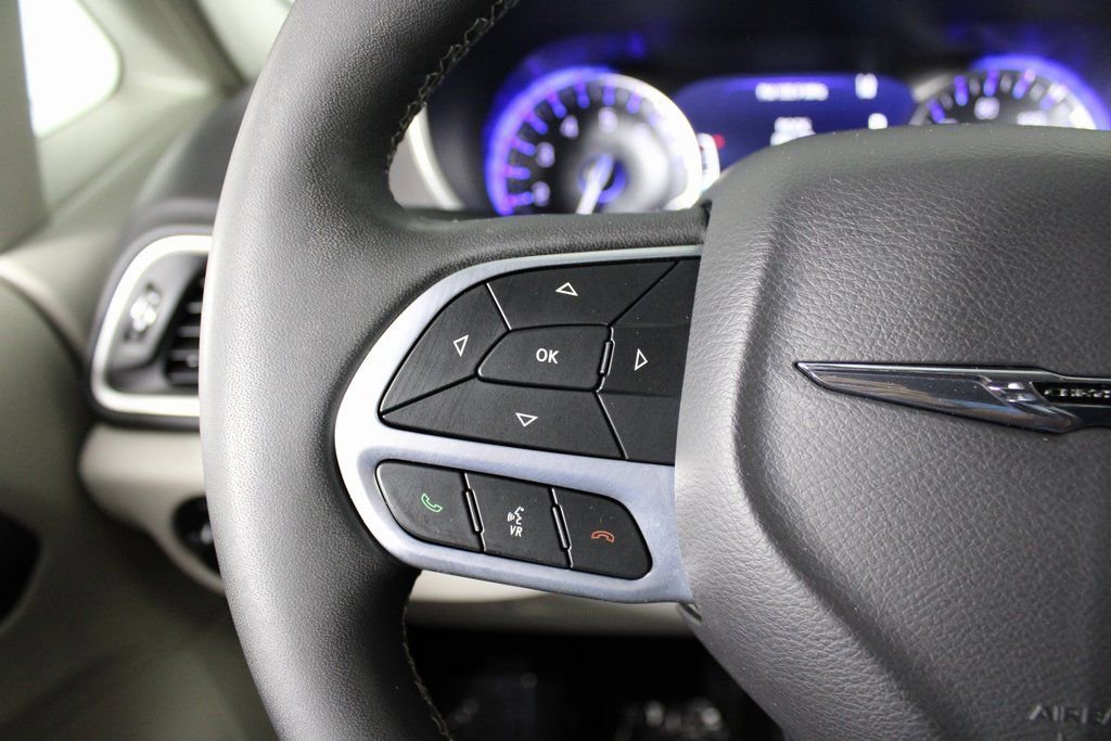 Used 2024 Chrysler Pacifica Touring-L image 23