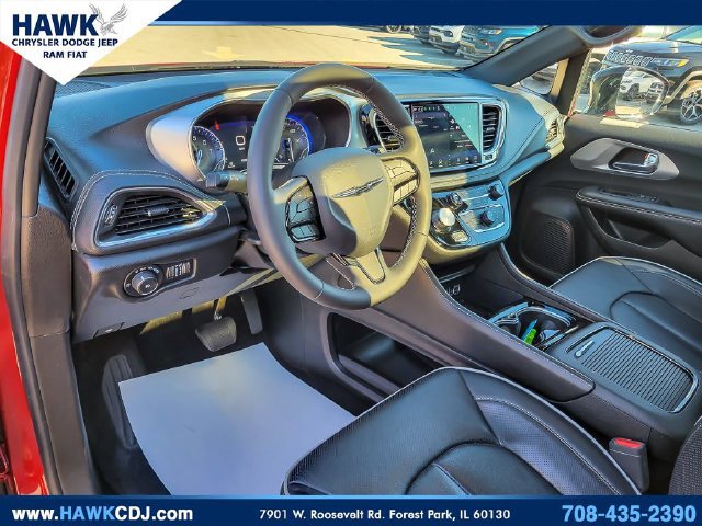 Used 2025 Chrysler Pacifica Limited FWD image 9