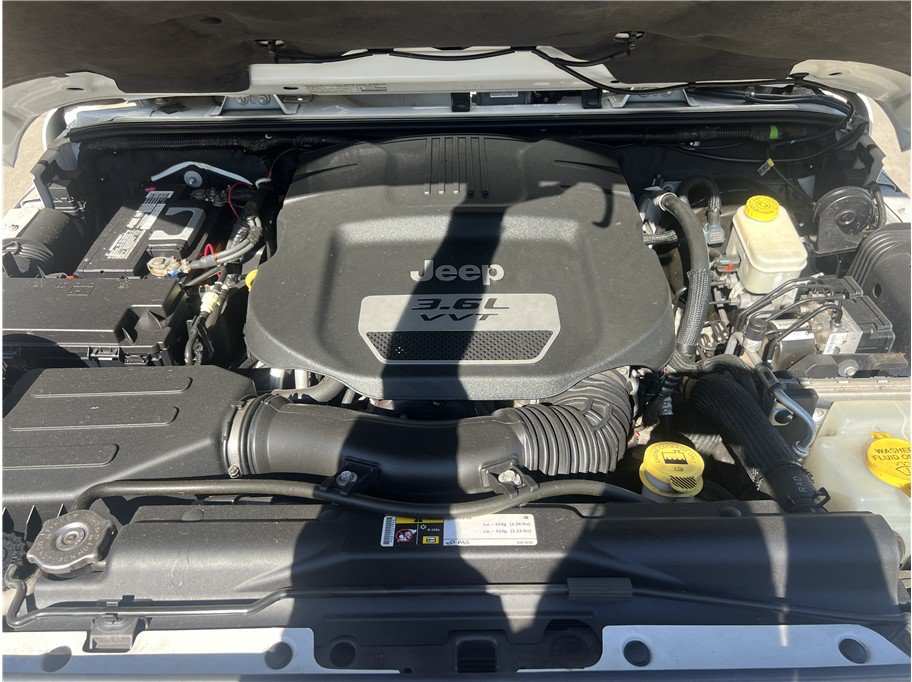 Used 2013 Jeep Wrangler Unlimited Rubicon w/ Connectivity Group AWD/4WD image 26