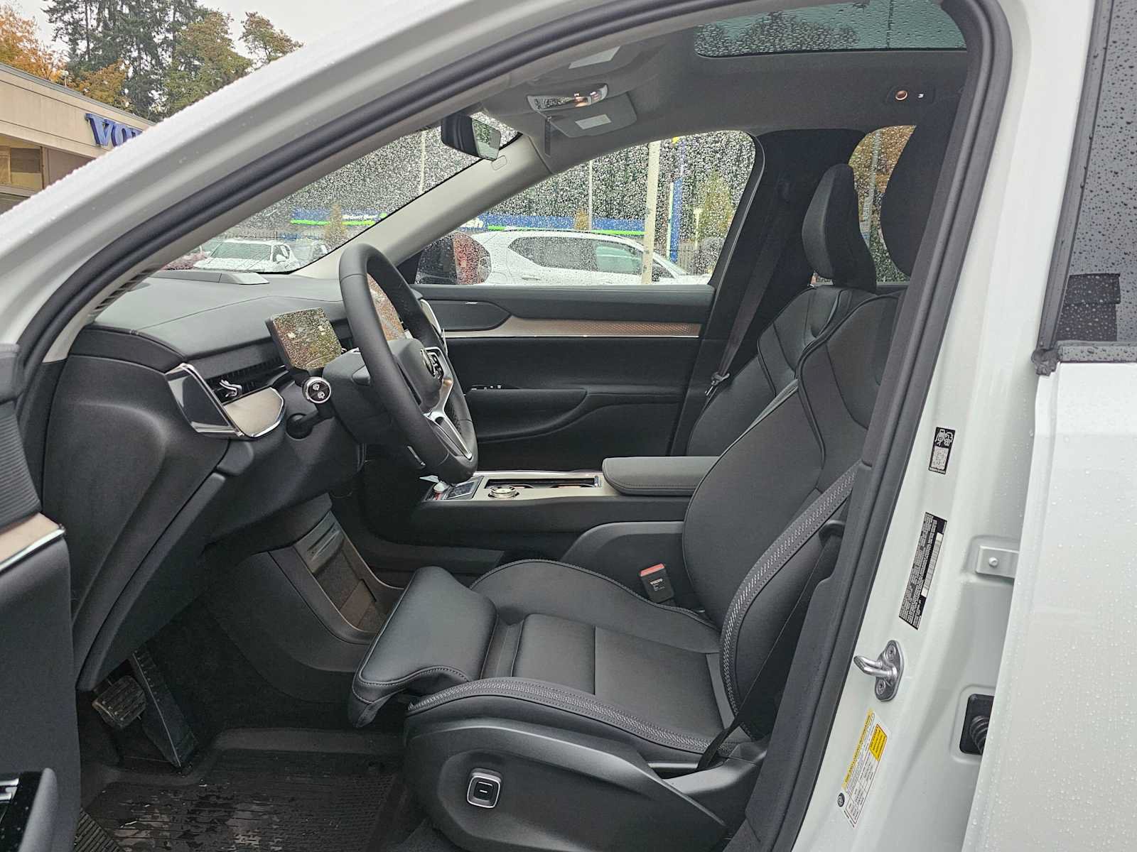 New 2025 Volvo EX90 Plus w/ Protection Package Premier AWD/4WD image 18