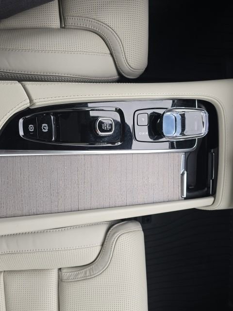 Used 2025 Volvo XC90 B6 Ultra w/ Protection Package Premier AWD/4WD image 15