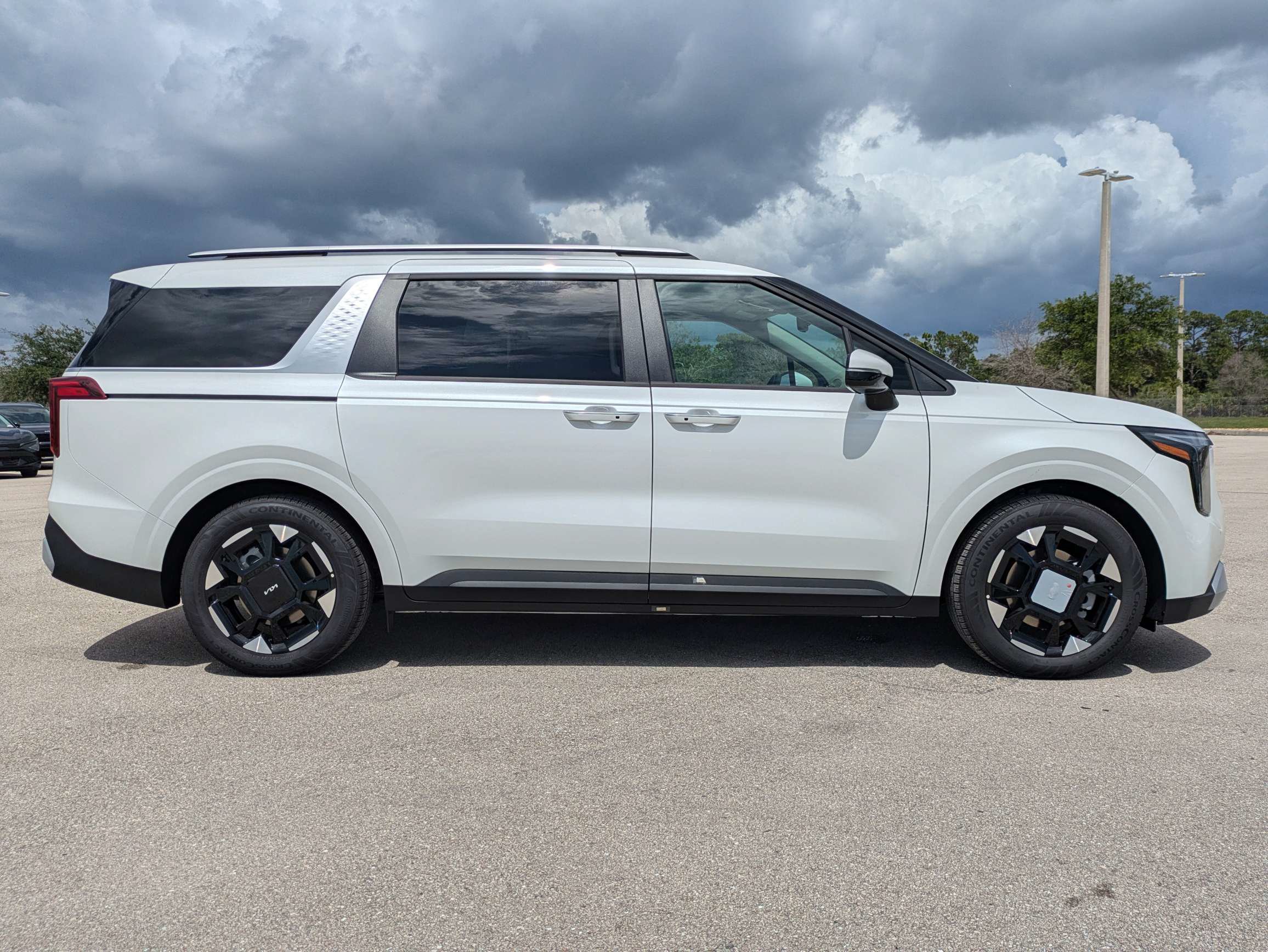 New 2026 Kia Carnival EX FWD image 3