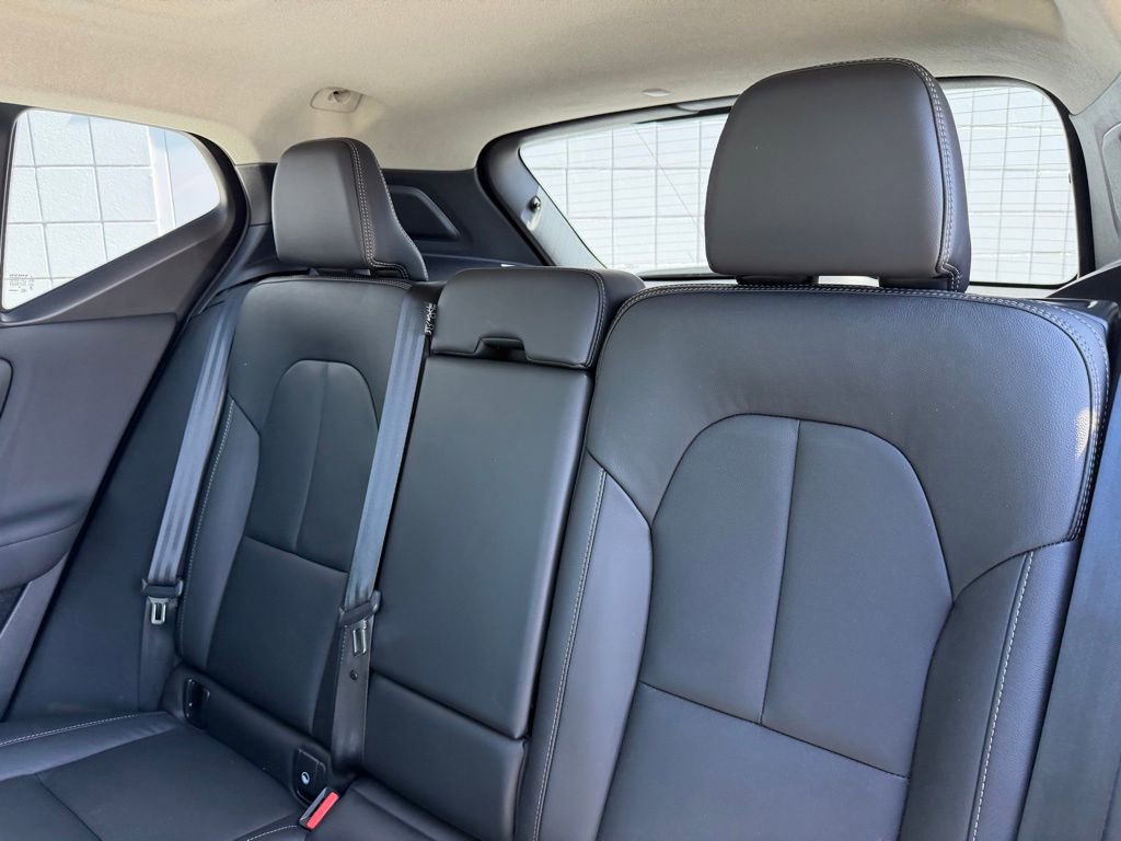 Used 2025 Volvo XC40 B5 Plus image 19