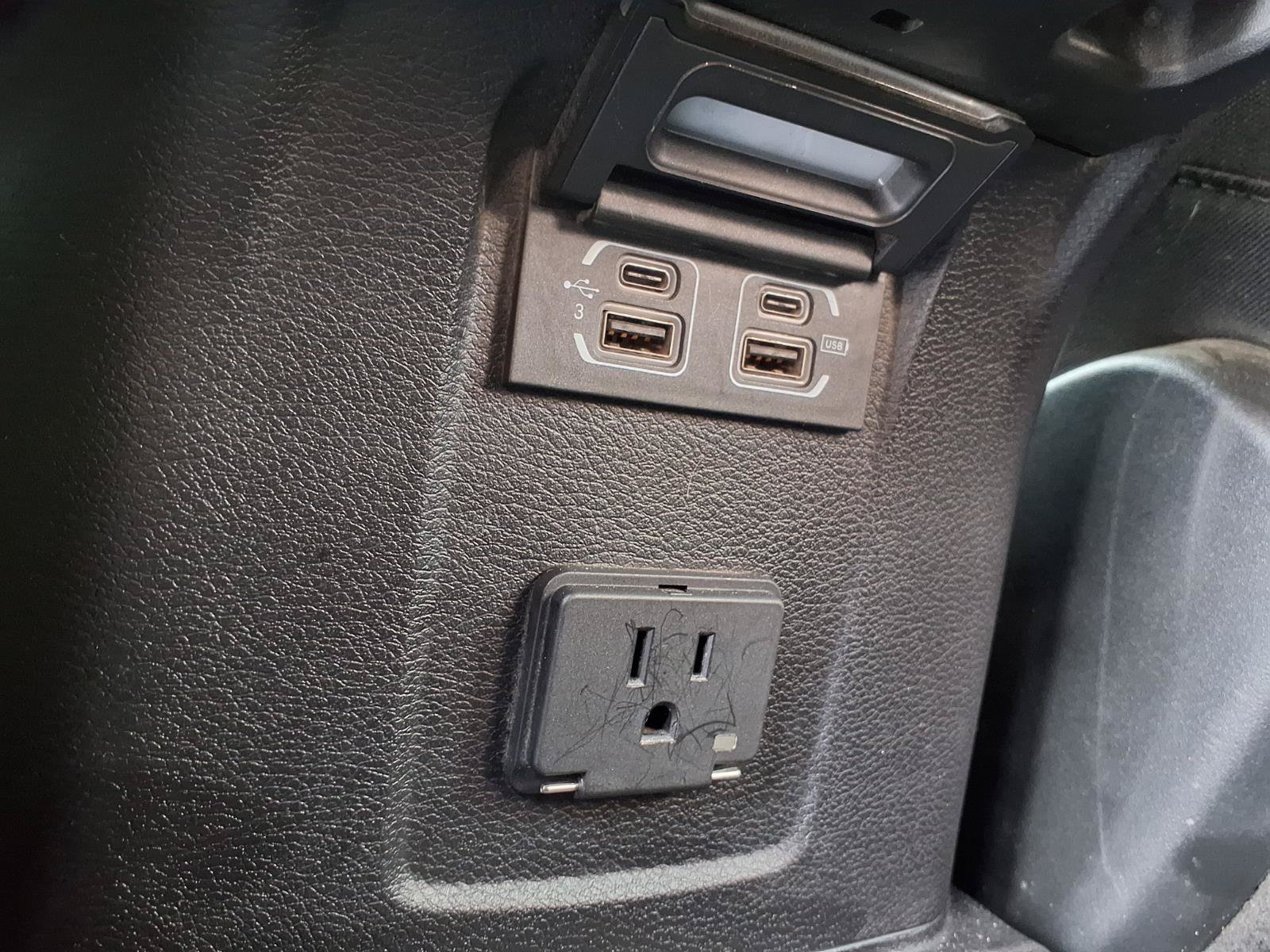 Used 2018 Jeep Wrangler Unlimited Sahara AWD/4WD image 27