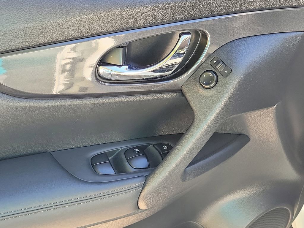 Used 2017 Nissan Rogue S image 21