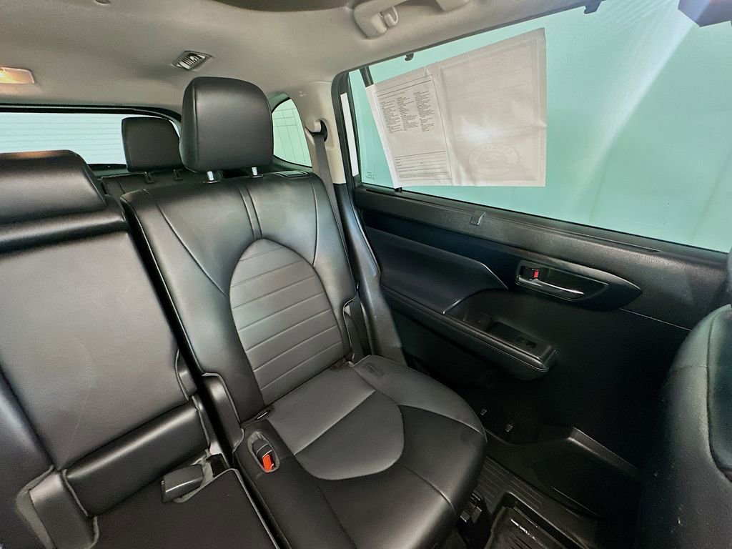 Used 2022 Toyota Highlander XLE image 14