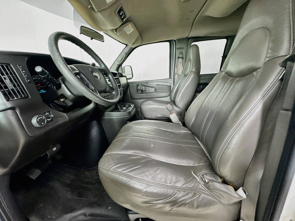 Used 2008 Chevrolet Express 3500 Extended Passenger RWD image 21