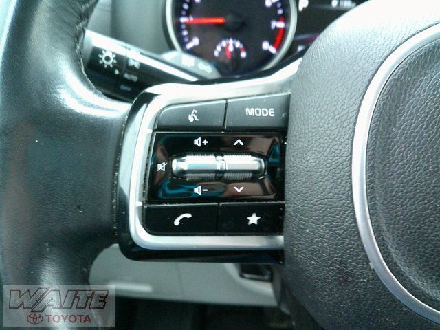 Used 2023 Kia Carnival LX image 11