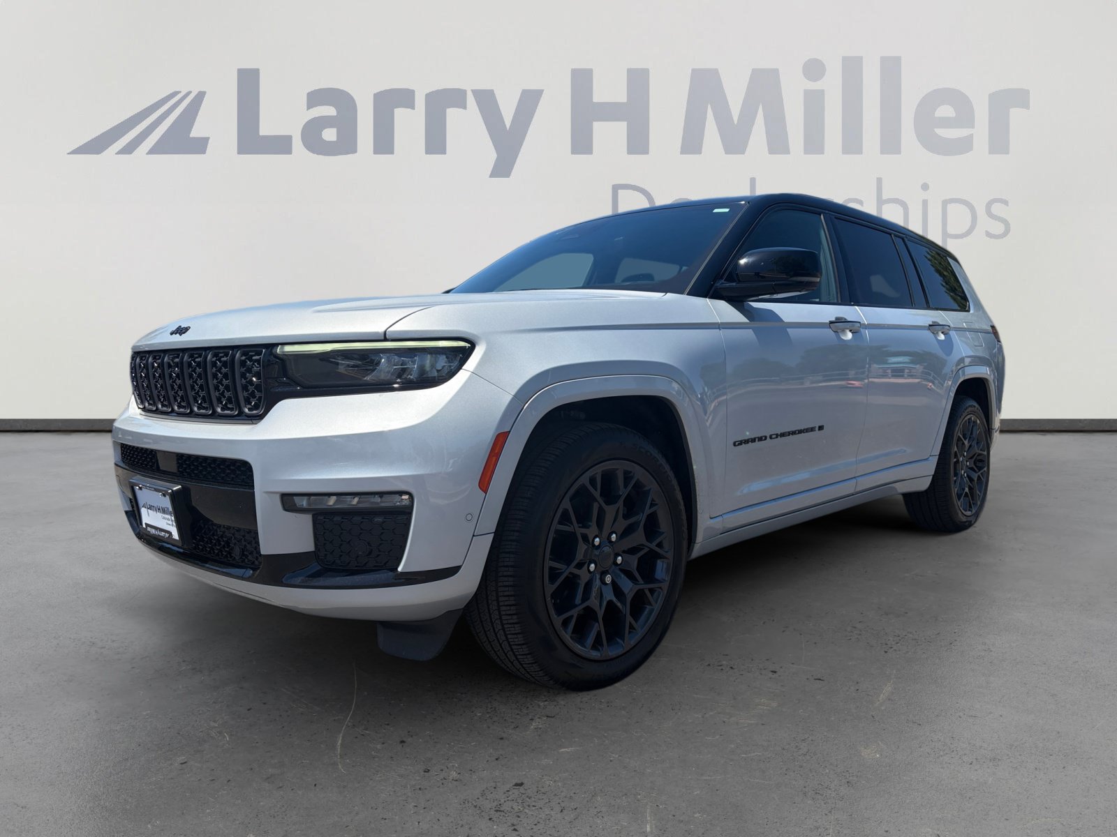 Used 2024 Jeep Grand Cherokee L Summit w/ Advanced Protech Group IV AWD/4WD image 1