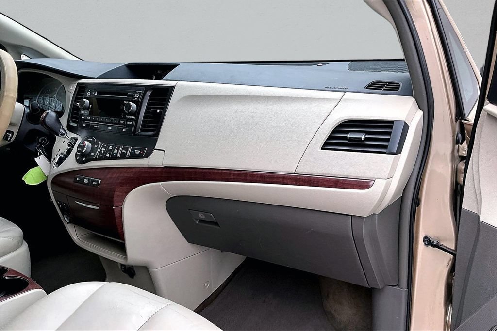 Used 2013 Toyota Sienna XLE FWD image 28