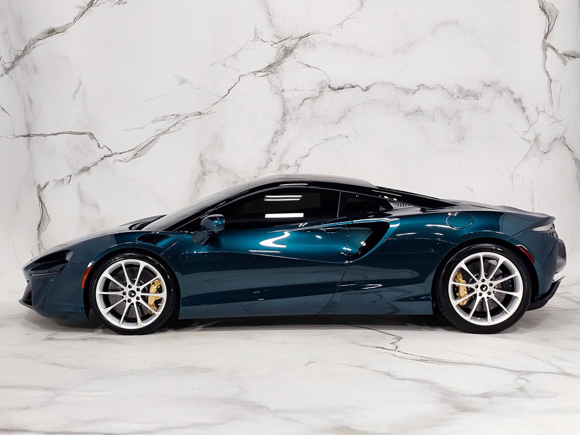 Used 2023 McLaren Artura image 10