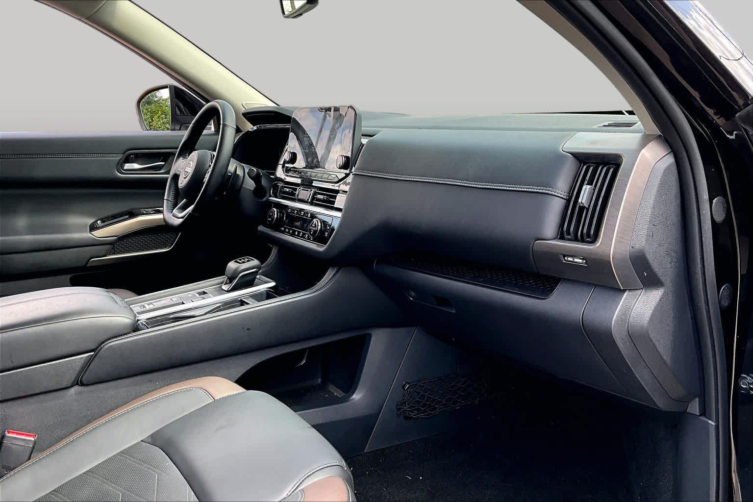 Used 2025 Nissan Pathfinder Platinum w/ Cargo Package FWD image 18