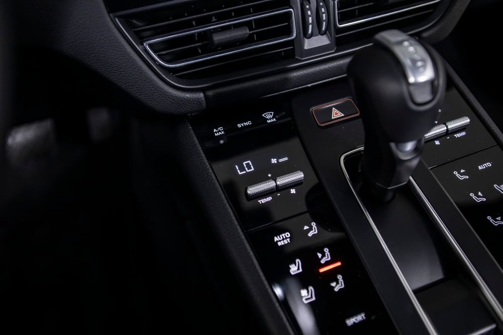 Used 2024 Porsche Macan AWD/4WD image 31