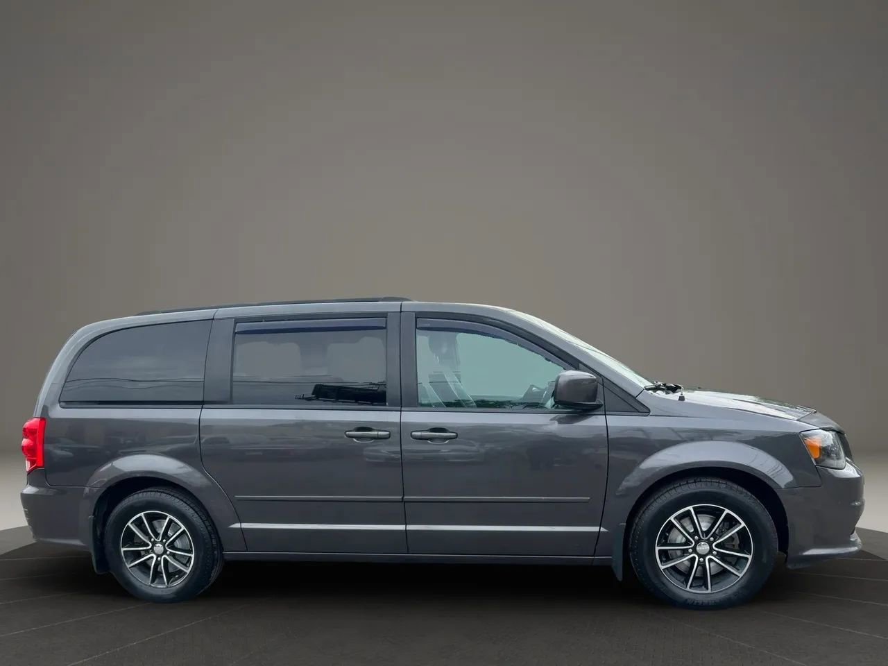 Used 2016 Dodge Grand Caravan R/T FWD image 4