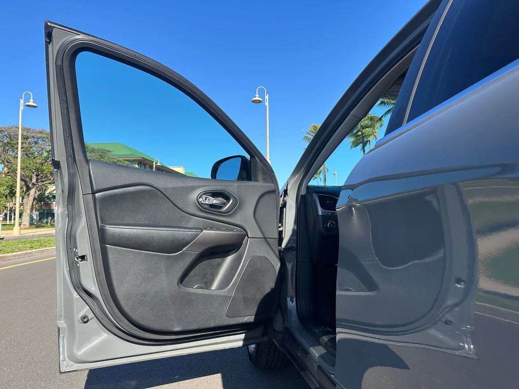 Used 2019 Jeep Cherokee Latitude Plus w/ Cold Weather Group image 17