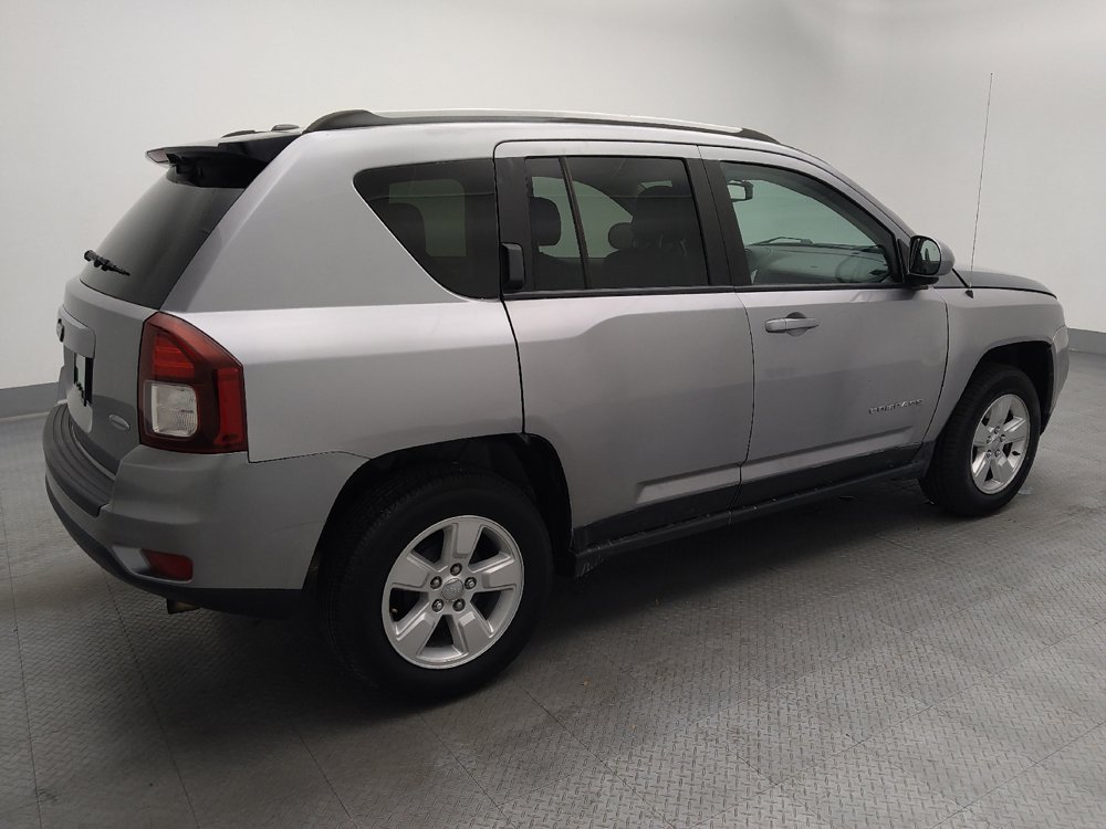Used 2017 Jeep Compass Latitude FWD image 10