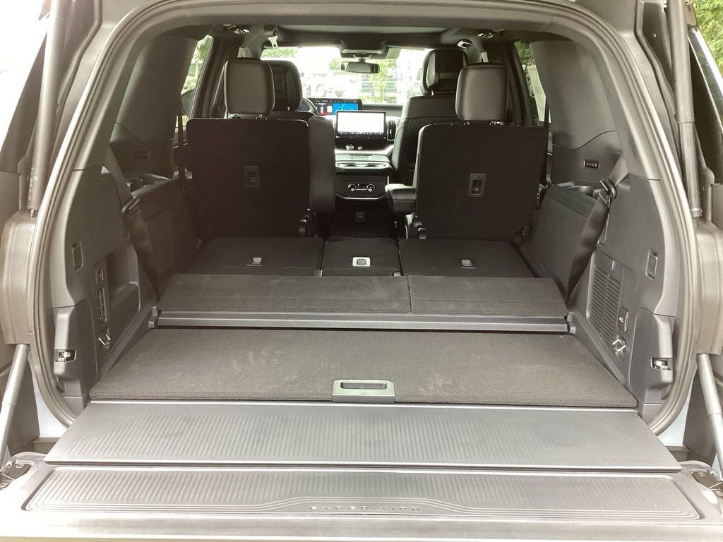 New 2026 Ford Expedition Platinum w/ Stealth Appearance Package AWD/4WD image 17