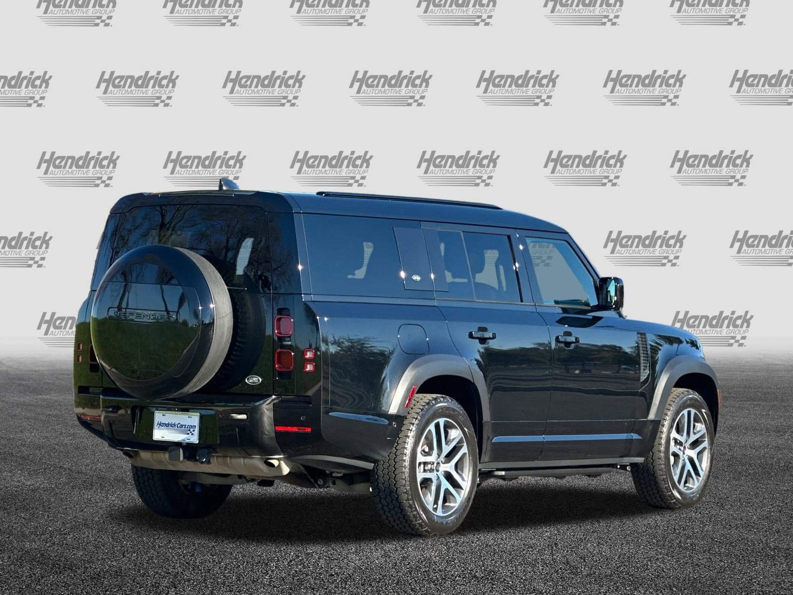 Used 2023 Land Rover Defender 130 X-Dynamic SE image 5