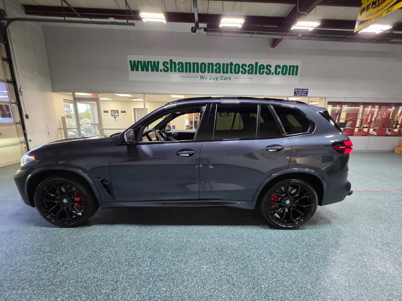 Used 2020 BMW X5 M50i w/ Executive Package image 12