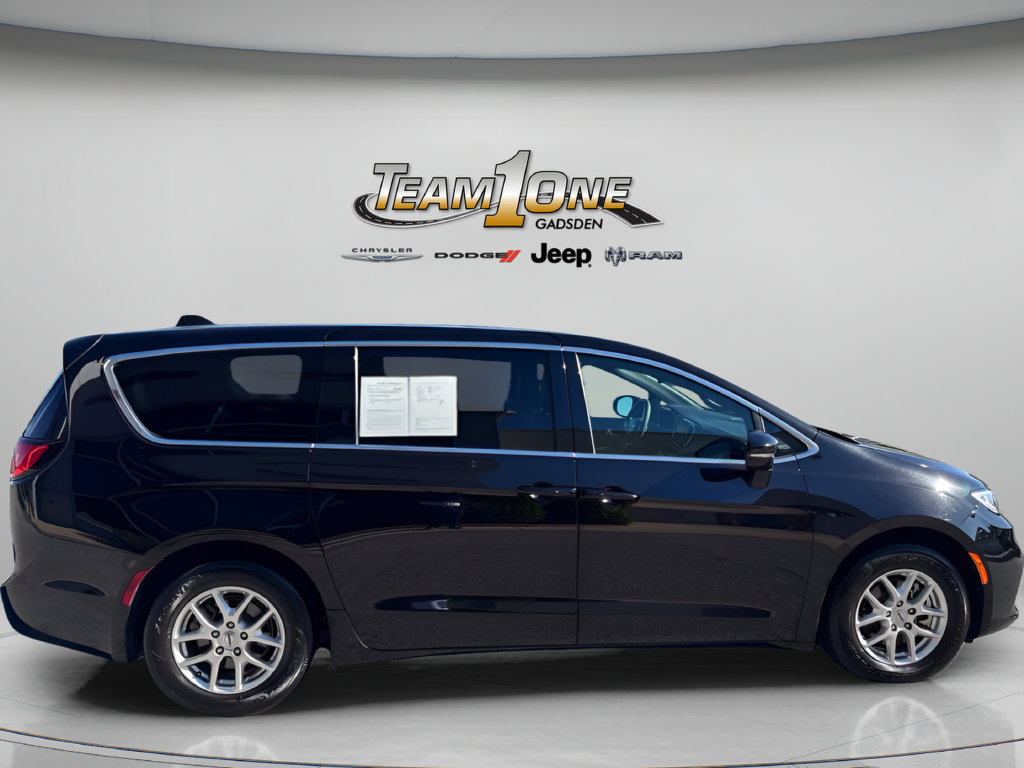 Used 2025 Chrysler Pacifica Select FWD image 9
