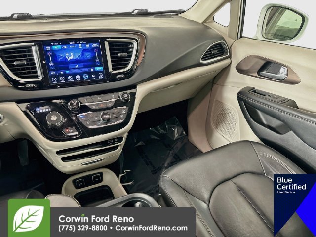 Used 2017 Chrysler Pacifica Touring-L FWD image 26