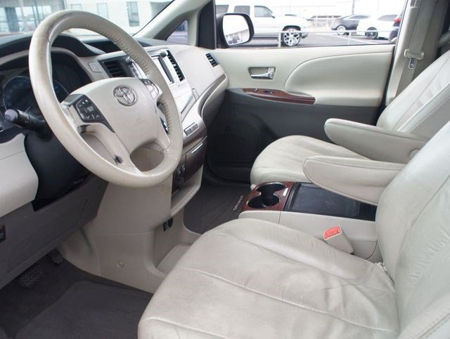 Used 2011 Toyota Sienna XLE w/ XLE Navigation Pkg FWD image 12
