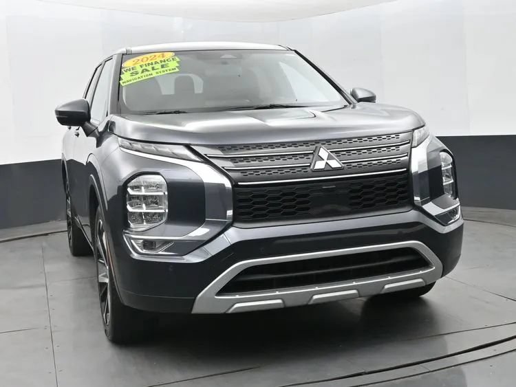 Used 2024 Mitsubishi Outlander FWD image 3