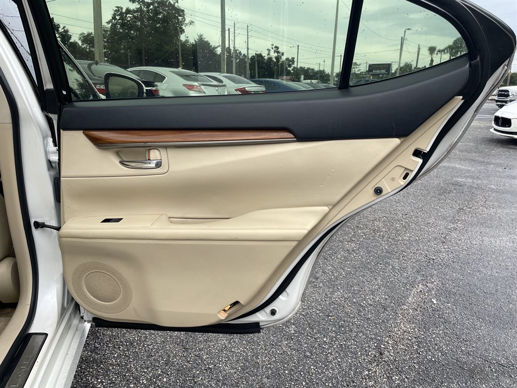 Used 2015 Lexus ES 300h w/ Navigation System Package FWD image 38