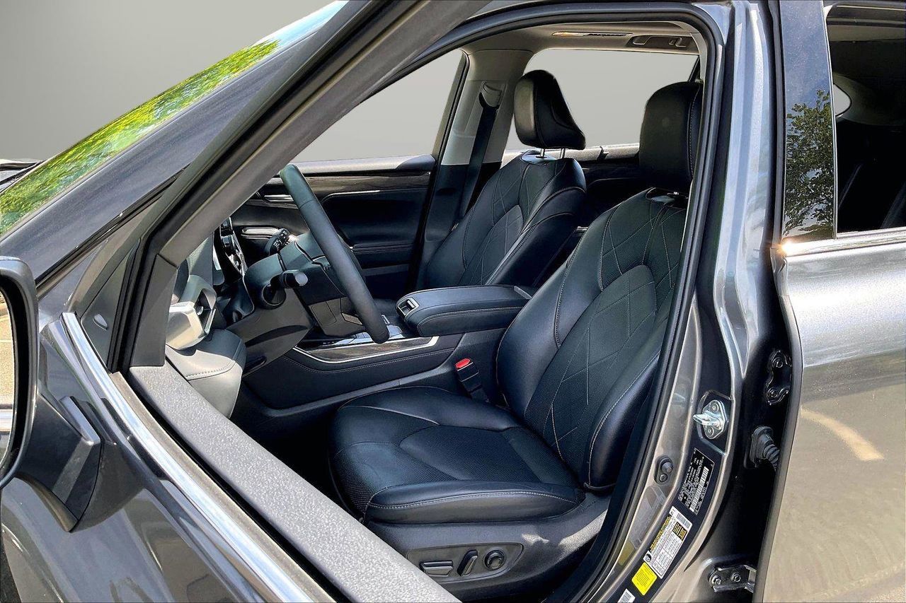 Used 2023 Toyota Highlander Platinum FWD image 23