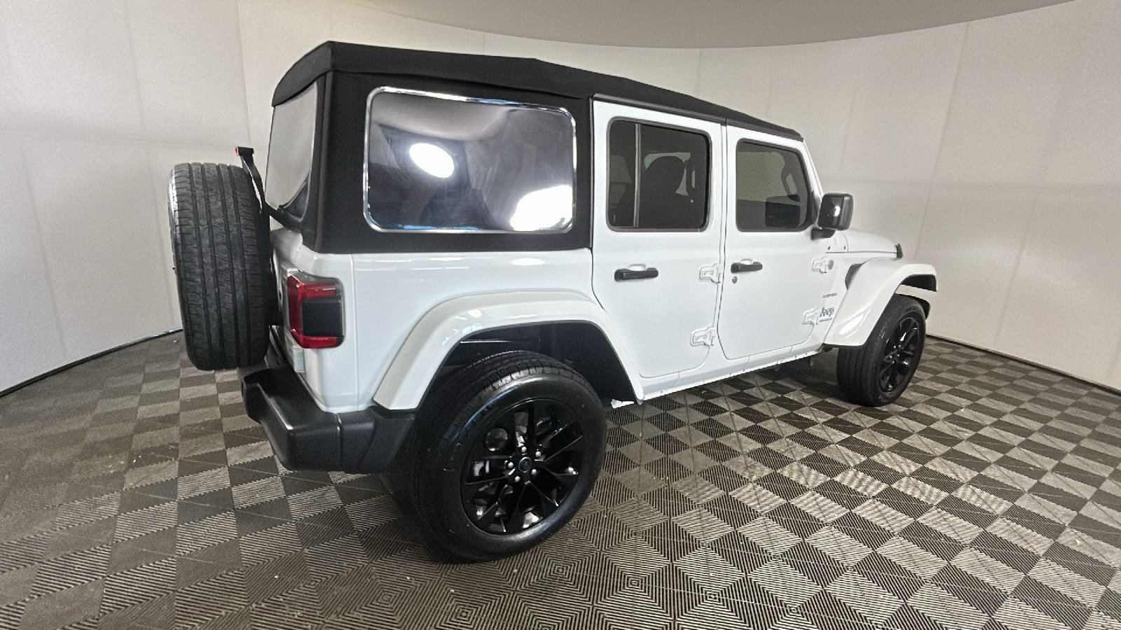 Used 2024 Jeep Wrangler Unlimited Sahara AWD/4WD image 3