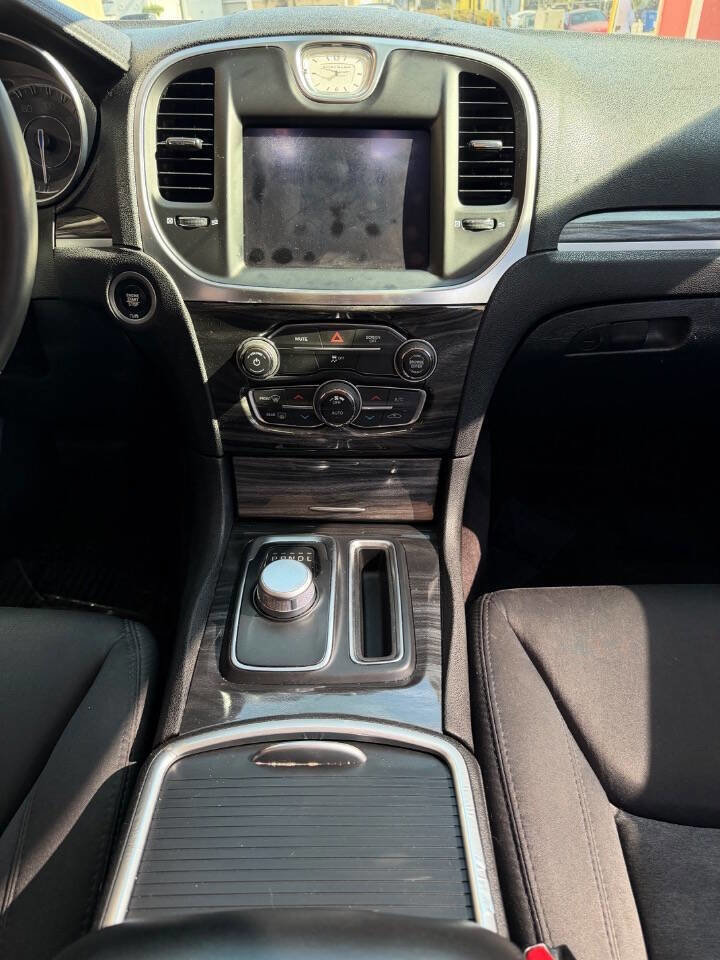 Used 2018 Chrysler 300 Touring w/ Chrome Appearance Package RWD image 10