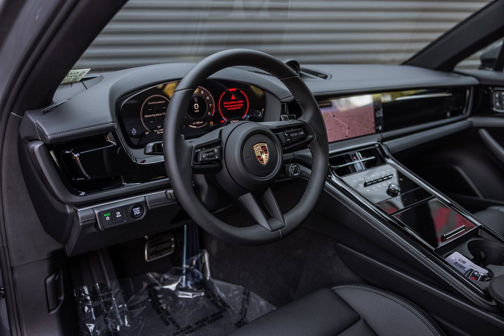 Used 2025 Porsche Panamera image 4