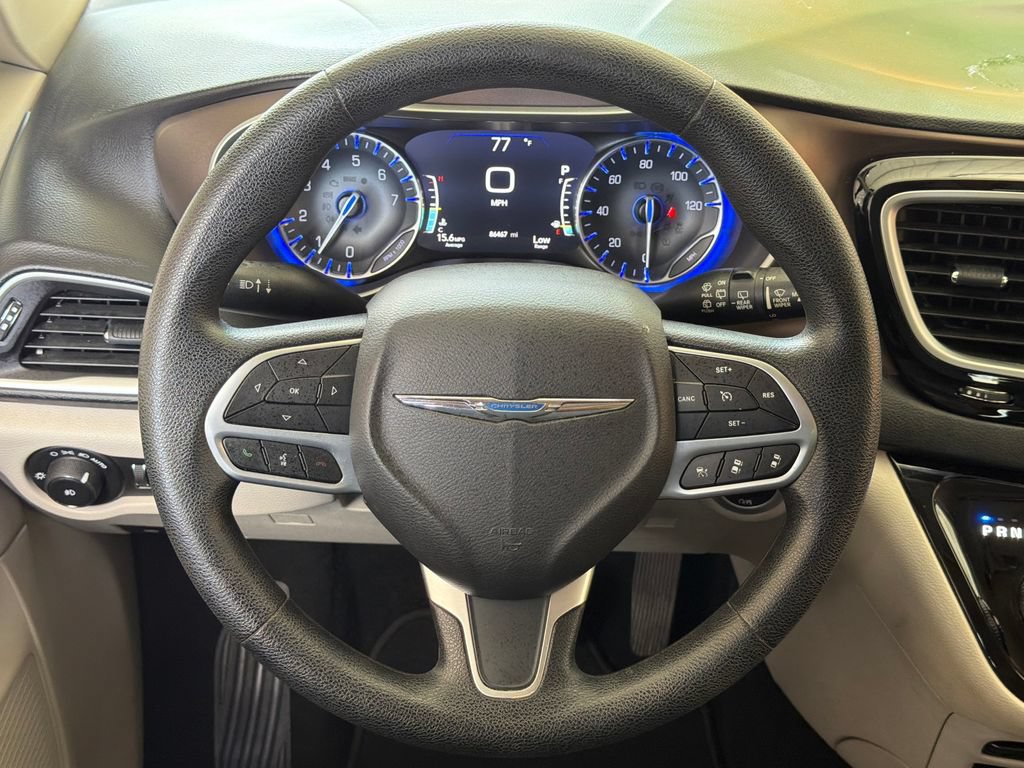 Used 2019 Chrysler Pacifica Touring Plus w/ Advanced Safetytec Group FWD image 4
