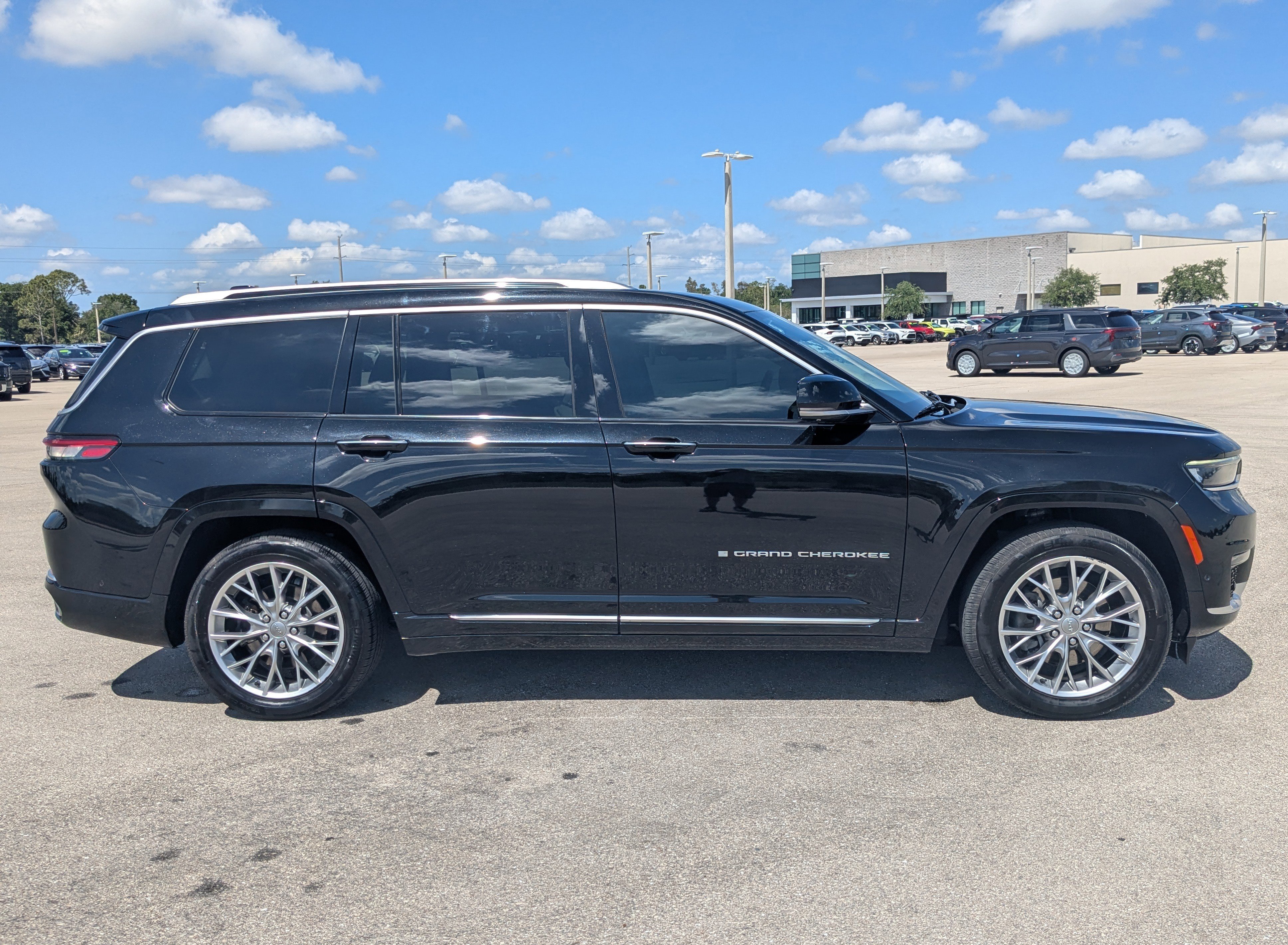 Used 2023 Jeep Grand Cherokee L Summit w/ Luxury Tech Group V AWD/4WD image 4