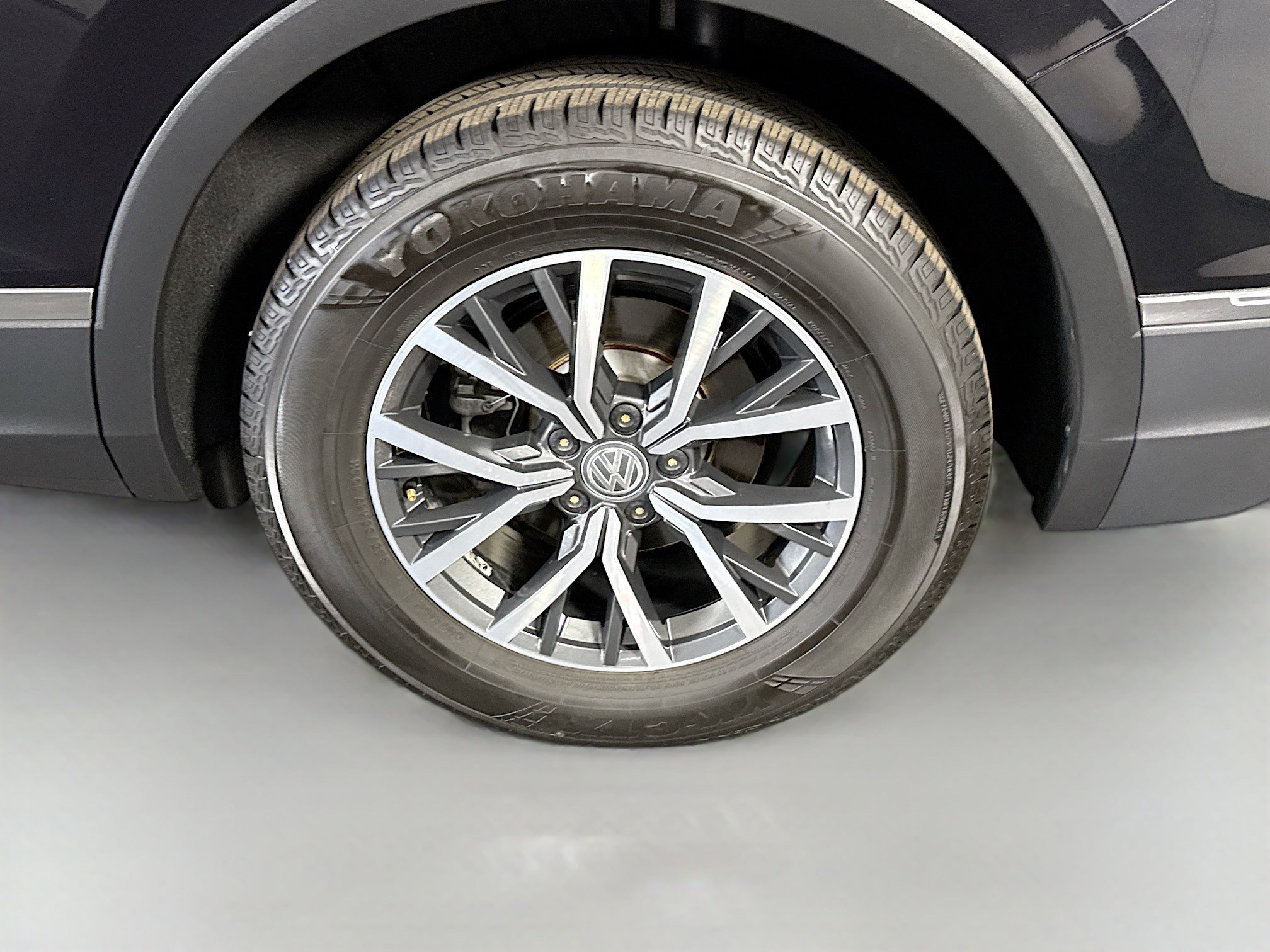 Used 2018 Volkswagen Tiguan SEL AWD/4WD image 37